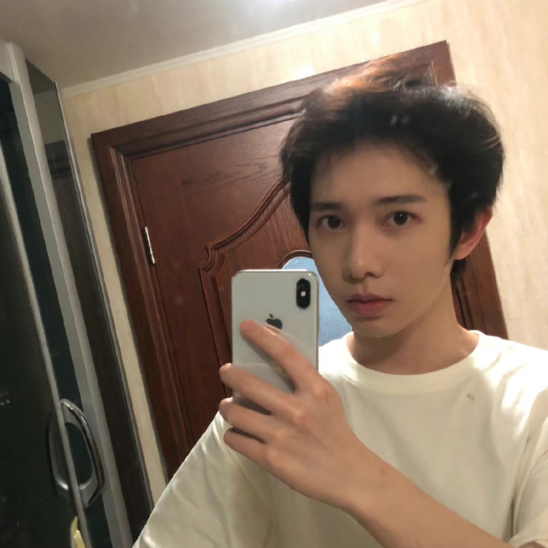 Lijunhao_TH's tweet photo. 211002 #李俊濠 Weibo Update

เซลฟี่เก๊กเท่🍗

#หลี่จวิ้นหาว #LiJunhao #Rimiko https://t.co/4N7pecCueA