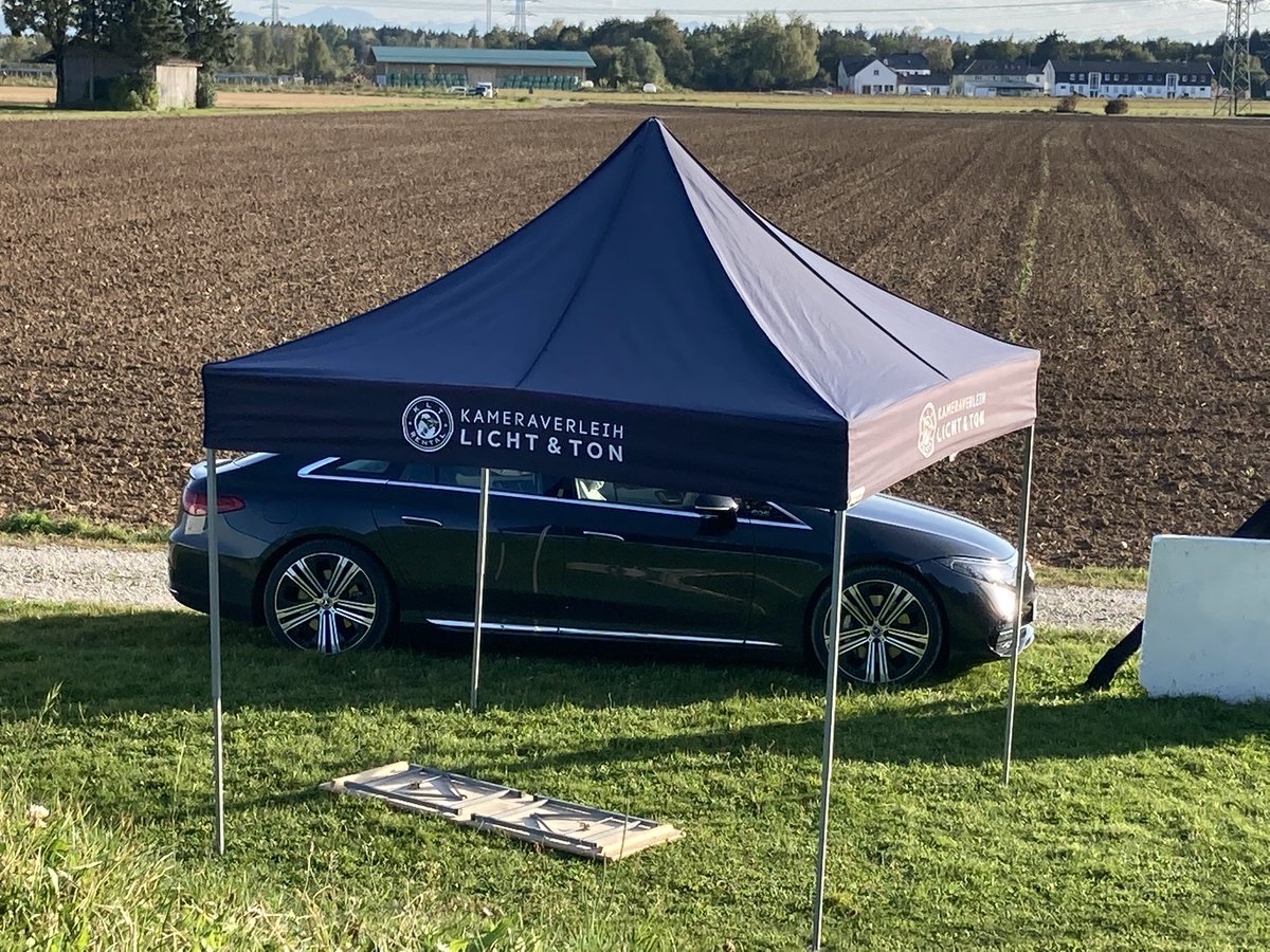 imoppel's tweet photo. Lächerlich was @MercedesBenz_DE hier bei uns am Spielplatz abzieht. Werbedreh für irgendein Elektorcoupe mit blütenweißer Innenaustattung und null Platz wird als Familienkutsche inszeniert. 🤣 Dabei immer schön die „normalen“ Kinder anrantzen und unfreundlich rumgschafteln. 🤬 https://t.co/mVjkvdxPe5
