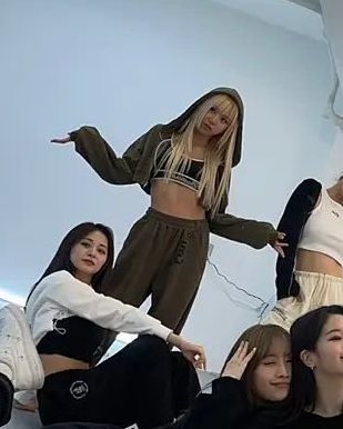 chaeypics's tweet photo. bad quality but she's son chaeyoung https://t.co/BuhYwk5MY7