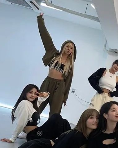 chaeypics's tweet photo. bad quality but she's son chaeyoung https://t.co/BuhYwk5MY7