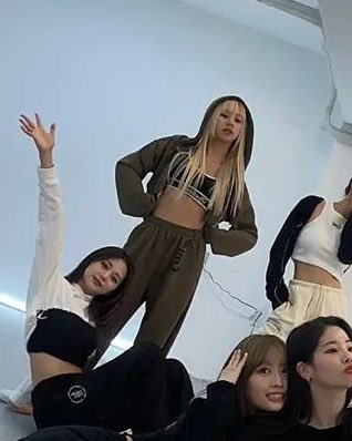 chaeypics's tweet photo. bad quality but she's son chaeyoung https://t.co/BuhYwk5MY7