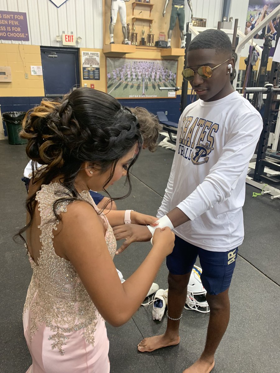 football_pearl's tweet photo. Homecoming maid ( also one of our Gridiron Girls) Nathaly Aguirre helps tape wrist before Homecoming Ceremony in her dress. She said she knew that we needed her to do her job. She is representing WE>ME. 💧🏴‍☠️ https://t.co/k9V1w2kckf