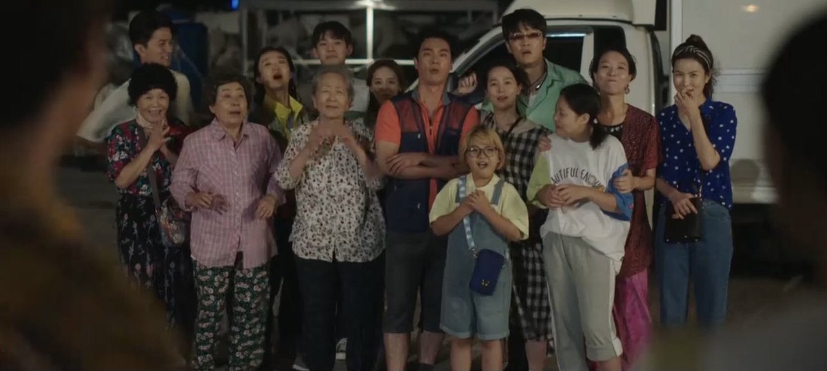 shikgotexo's tweet photo. The fact that Gongjin villagers knew about Dusik and Hyejin's relationship but they still waited for Sikhye to officially share their relationship with them. 🥺💚 look how supportive they are!!!!!! GONGJIN BEST TOWN INDEED! 🥺

#HometownChaChaChaEp11
#HometownChaChaCha https://t.co/y0N2HG5MMp