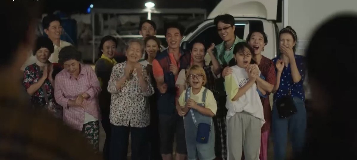 shikgotexo's tweet photo. The fact that Gongjin villagers knew about Dusik and Hyejin's relationship but they still waited for Sikhye to officially share their relationship with them. 🥺💚 look how supportive they are!!!!!! GONGJIN BEST TOWN INDEED! 🥺

#HometownChaChaChaEp11
#HometownChaChaCha https://t.co/y0N2HG5MMp