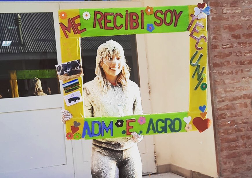 UniDChubut's tweet photo. #UDCGaiman 

Con orgullo y alegria les presentamos una nueva profesional de la Tecnicatura Universitaria en Administración de Emprendimientos Agropecuarios. 👩‍🎓🚜

Felicitamos a Keila Yegros y le deseamos lo mejor en esta nueva etapa.🙌🏻👏🏻 #OrgulloUDC #UDCyVos #GraduadosUDC https://t.co/UEsW7TR0wJ