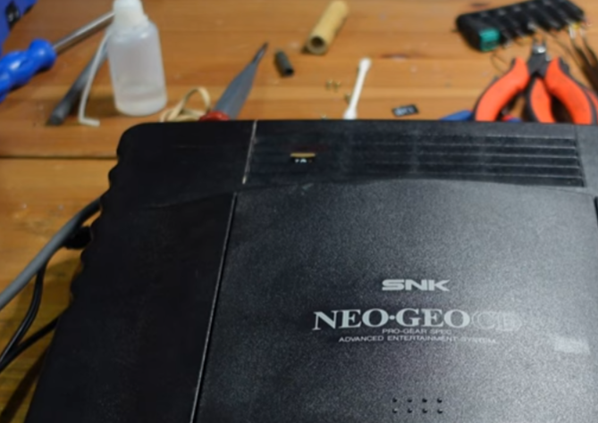 Arunotaku's tweet photo. Les potes de @Liretro ont installé le #NeoSDLoader, ODE pour la #NeoGeoCD et le lecteur SD card est astucieusement calé sous une des aération de la machine ! Astucieux et propre pour seulement 80 balles... 😁
▶ https://t.co/S6G4FxgLsH https://t.co/bY1FS8y8mP
