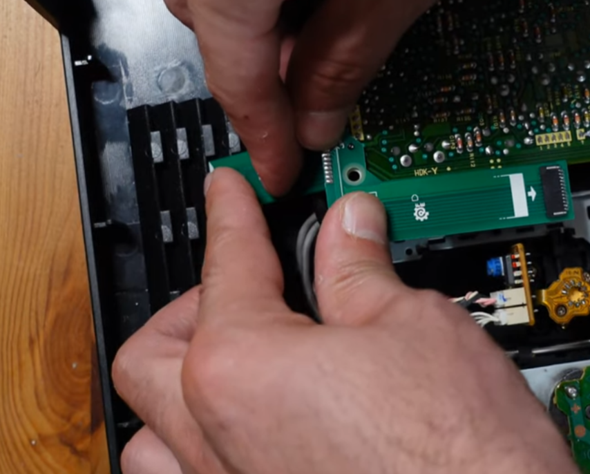Arunotaku's tweet photo. Les potes de @Liretro ont installé le #NeoSDLoader, ODE pour la #NeoGeoCD et le lecteur SD card est astucieusement calé sous une des aération de la machine ! Astucieux et propre pour seulement 80 balles... 😁
▶ https://t.co/S6G4FxgLsH https://t.co/bY1FS8y8mP