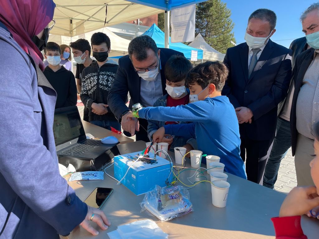 ProfHasanMandal's tweet photo. TÜBİTAK 4007 Bilim Şenlikleri Destekleme Programı'mız kapsamında Bilecik’te ‘Bozüyük Bilim Şenliği’ndeydik!👨‍👧‍👦

Öğrencilerimizin bilimsel bilgiye ulaşması, bilimsel bilginin etkinliklerimizle eğlenceli ve anlaşılır şekilde kavranması için buradayız!

@bilecikmem 
@bozuyukilcemem https://t.co/kwCWtcMzjD