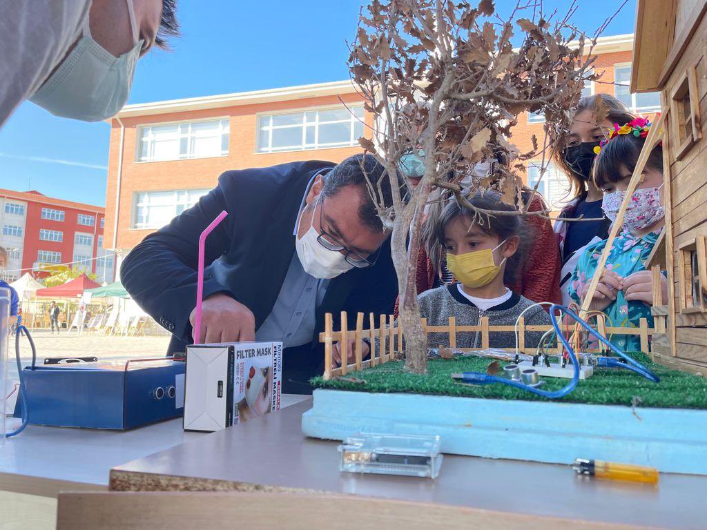 ProfHasanMandal's tweet photo. TÜBİTAK 4007 Bilim Şenlikleri Destekleme Programı'mız kapsamında Bilecik’te ‘Bozüyük Bilim Şenliği’ndeydik!👨‍👧‍👦

Öğrencilerimizin bilimsel bilgiye ulaşması, bilimsel bilginin etkinliklerimizle eğlenceli ve anlaşılır şekilde kavranması için buradayız!

@bilecikmem 
@bozuyukilcemem https://t.co/kwCWtcMzjD