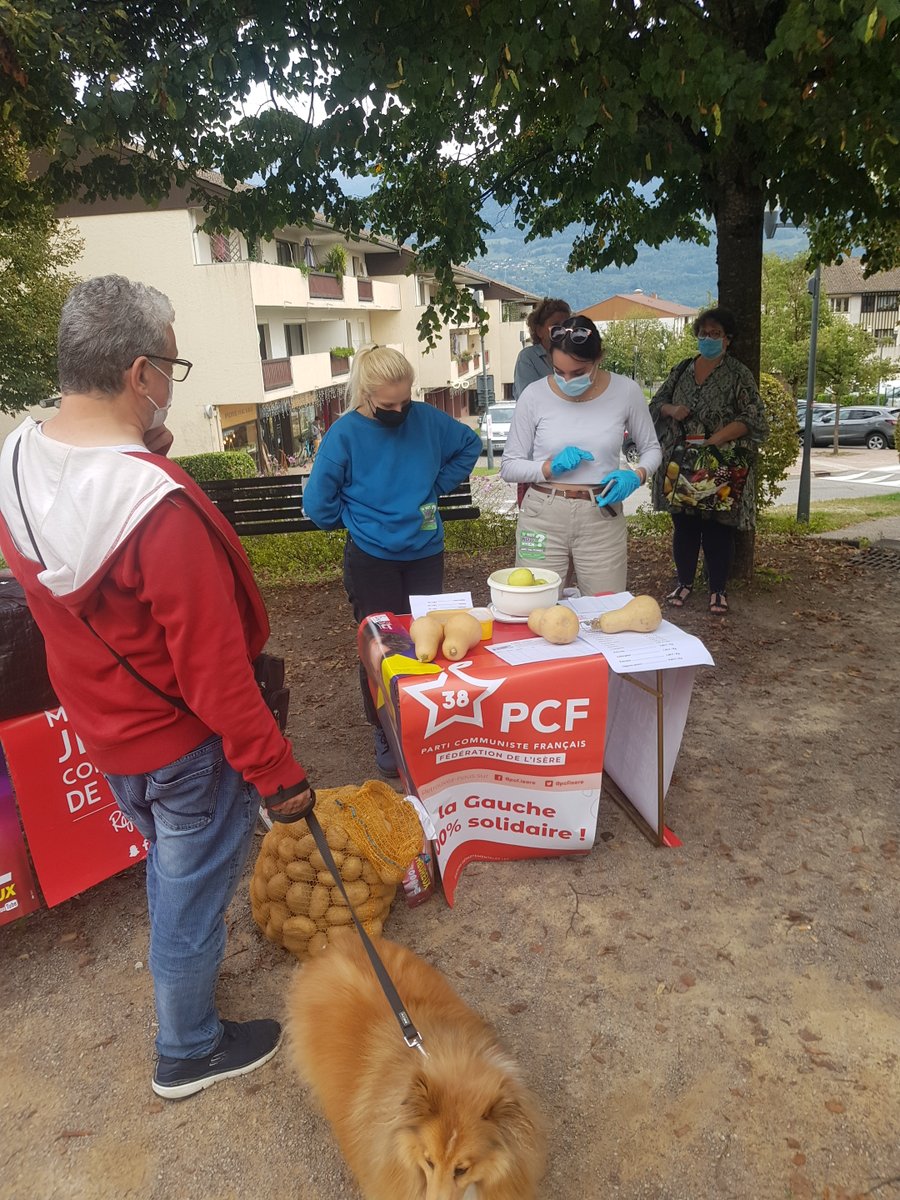 🔴 Très bon accueil hier vendredi 1er octobre pour cette première vente solidaire de fruits et légumes à Crolles organisée avec <a href="/UECGrenoble/">UEC Grenoble</a> 

🍎🍐🍅Une alimentation saine devrait être accessible à toutes et tous !

#PCF #Crolles #MODEF #UEC