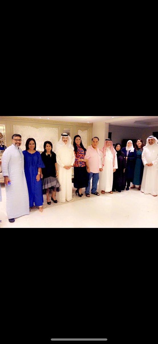 بعد وجبة الغداء 
في منزل ابا مهند  اخذت هذه الصورة لمهند وزوجته .. ويوسف الجاسم وزوجته .. والعبد لله وزوجته .، وابا مهند وام مهند .. وعبد الستار ناجي وزوجته وكريمته .. حيث امضينا وقتًا ممتعا تخللته الاحاديث الودية ..
والكرم الفياض …