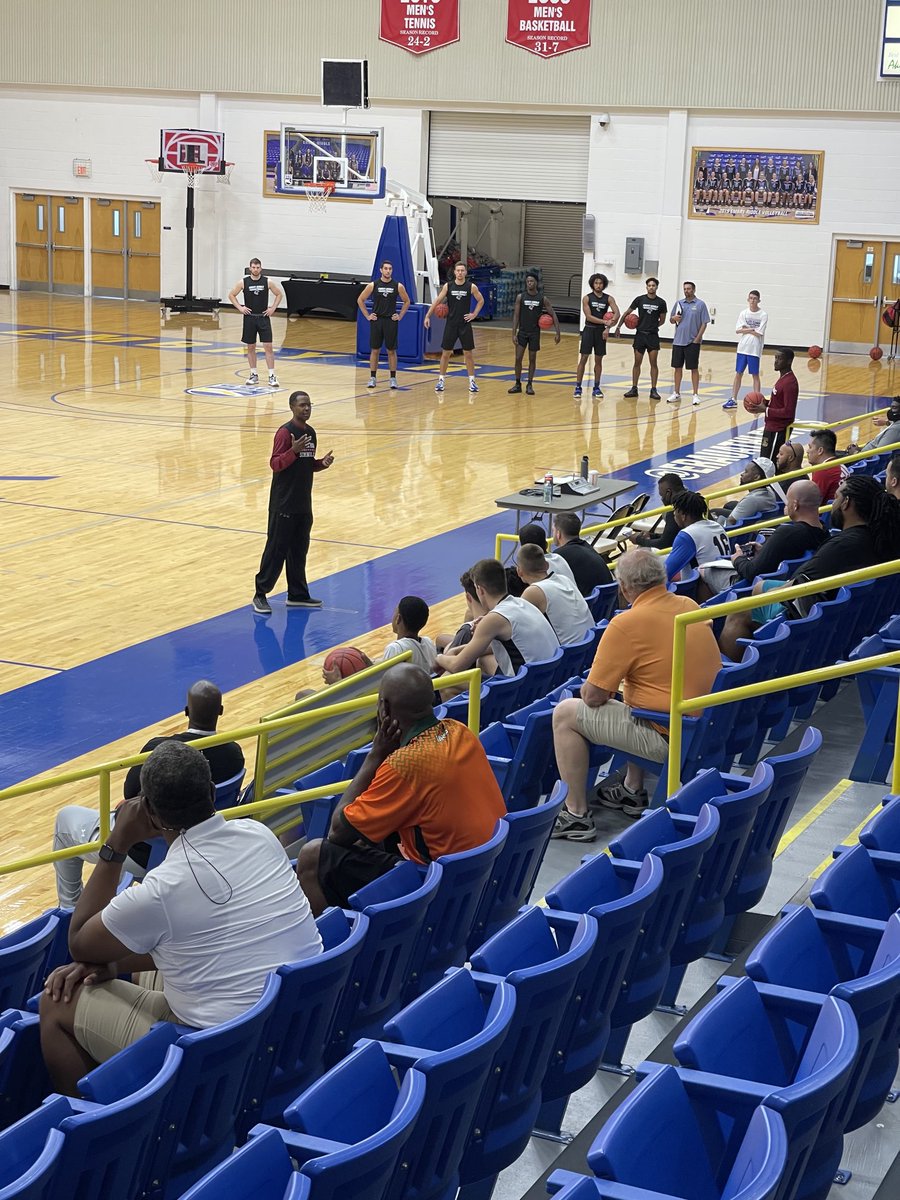 79colt45's tweet photo. #coachward Keep it Simple/Create a System that Plays to Your Players Strengths+Elbow Series✊🏻
@FACACoach Basketball Clinic‼️🏝🏀 @CoachKennen #coachjessee @CoachJSchiller #edthompson @RyanChlebek11 #coachhamm #coachjones @CoachDBowles #patburke@CoachHallNTF @ChadKeller5 https://t.co/yZPQF2pECi