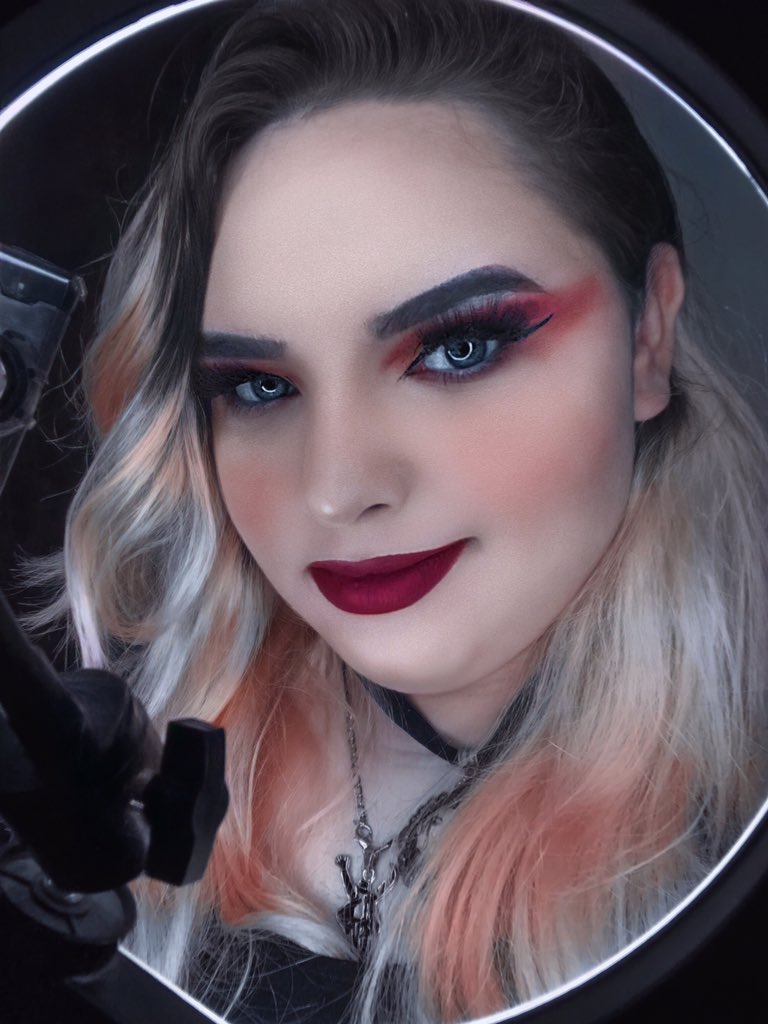 Jessy7Oliveira's tweet photo. Maquiar é dar vida à arte.💄💋💞
#selfie #michaeljackson #instadaily #repost #nature #girl #fun #style #maquillaje #green #instalike #life #beauty #amazing
#photography #makeupartist #photo #fotos #streetstyle #cabeloloiro #cabeloslindos #makeup #maquiagem #maquiaguembrasil https://t.co/VlJspn9A6L