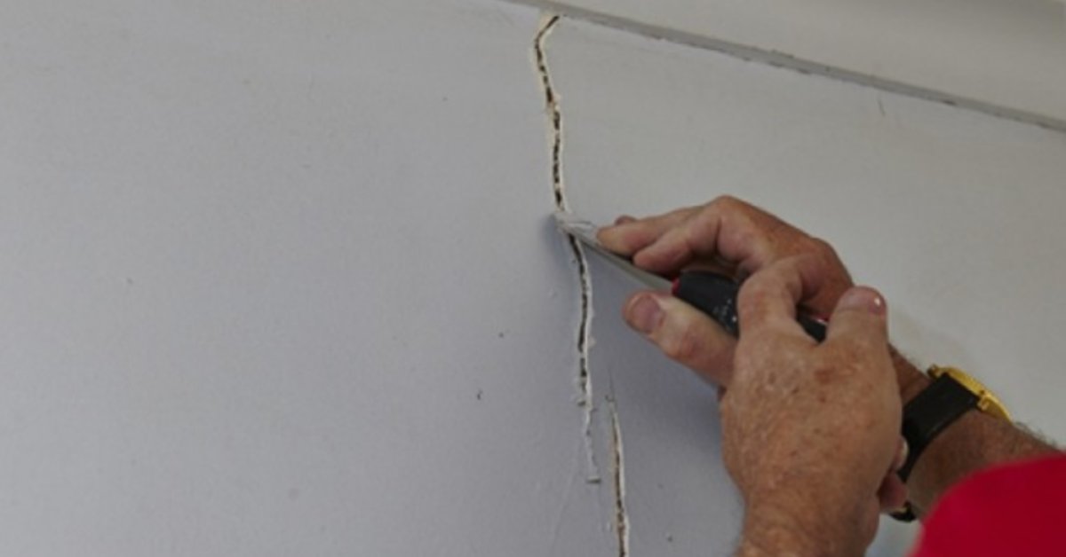GH_Carentan's tweet photo. Les fissures des murs peuvent apparaître à cause des problèmes d’humidité. Rénover cette surface nécessite quelques notions en bricolage afin de reboucher le trou qui a fait l’objet d’une dilatation. Explications. ⬇️🛠 #Rénovation  https://t.co/MykNzWPqvG https://t.co/muqAhZxNxl