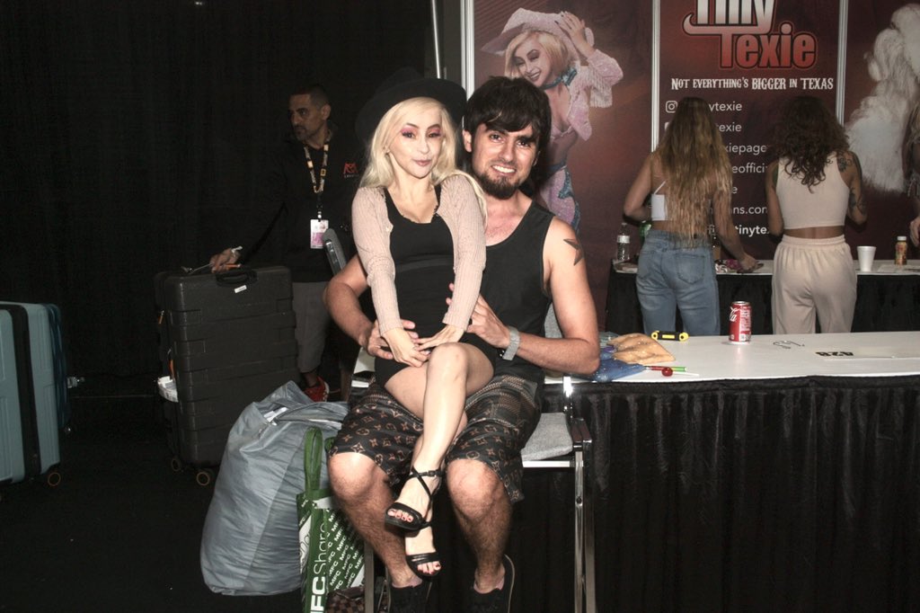 Gamma_Rey's tweet photo. @tinytexie gives the best lap sits #exxxotica2021 #ThoroughlyEnjoyed π«π€©πΊπΈ#Midgetstripper = life https://t.co/XbNsKDO4P0