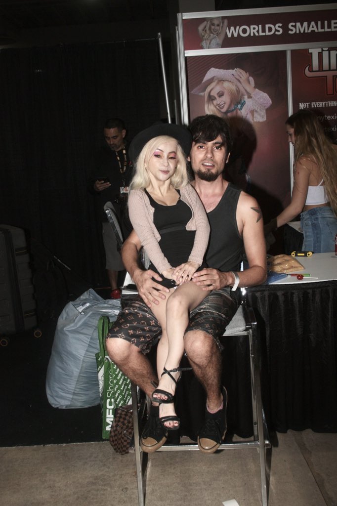 Gamma_Rey's tweet photo. @tinytexie gives the best lap sits #exxxotica2021 #ThoroughlyEnjoyed π«π€©πΊπΈ#Midgetstripper = life https://t.co/XbNsKDO4P0