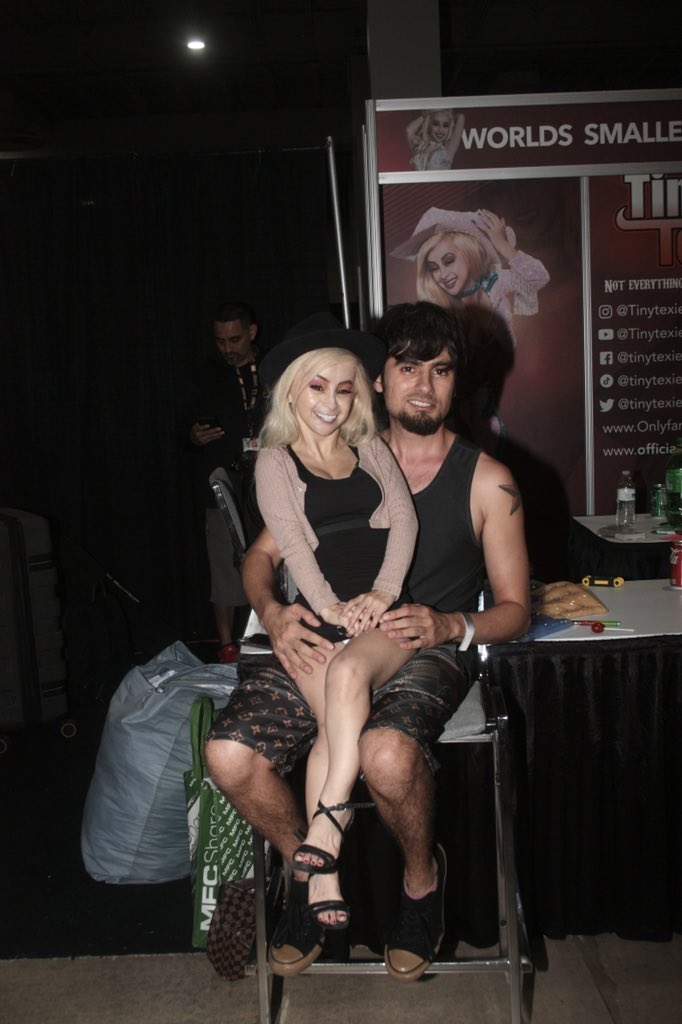 Gamma_Rey's tweet photo. @tinytexie gives the best lap sits #exxxotica2021 #ThoroughlyEnjoyed π«π€©πΊπΈ#Midgetstripper = life https://t.co/XbNsKDO4P0