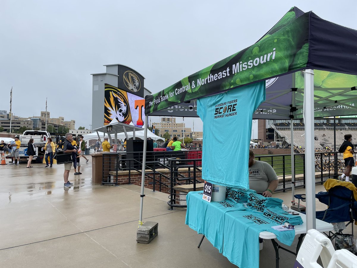 TheFoodBankMO's tweet photo. Kick-off is near, and we're at Memorial Stadium to cheer on @MizzouFootballShowMe at the Score Against Hunger Game! The Food Bank is partnering with the Missouri Tigers today to tackle hunger. Help us cheer them on. M-I-Z! #ScoreAgainstHunger https://t.co/Fitu19YnRF