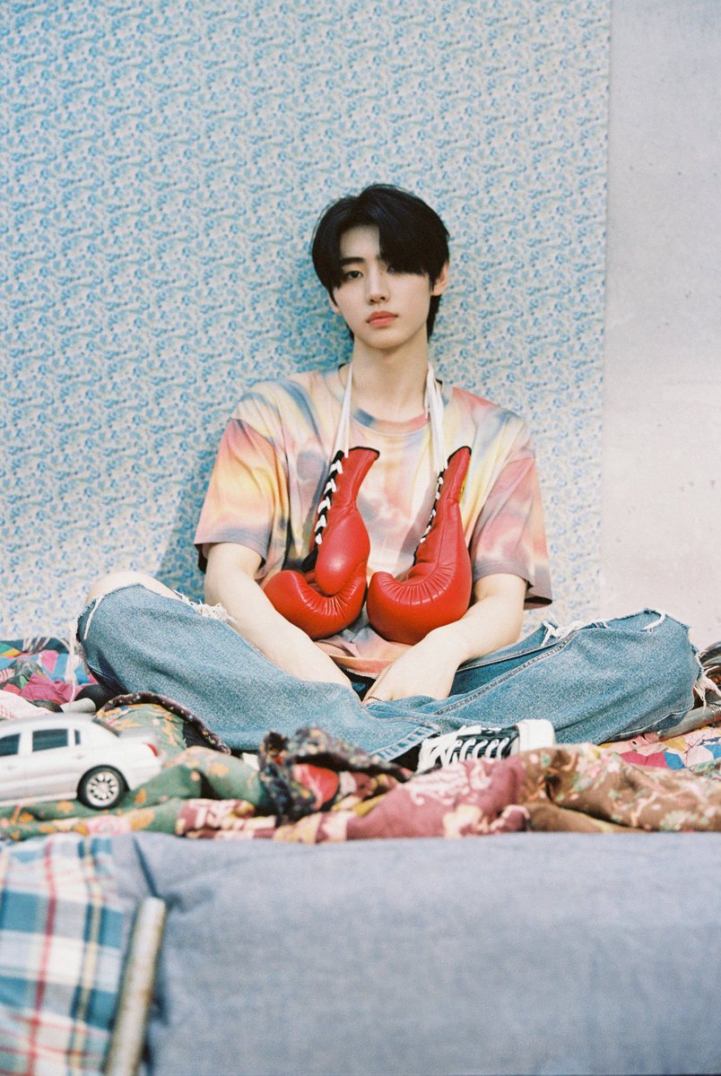PARKCHENGXUN's tweet photo. Boxing gloves and miscellaneous weights being thrown around made a clear depiction of what the boy’s current headspace looks like, a literal mess. A dilemma that haunts his thoughts, refusing to stay clear of his lane, leaving him with nothing but an apathetic state of mind. https://t.co/gjJu3gBBAA