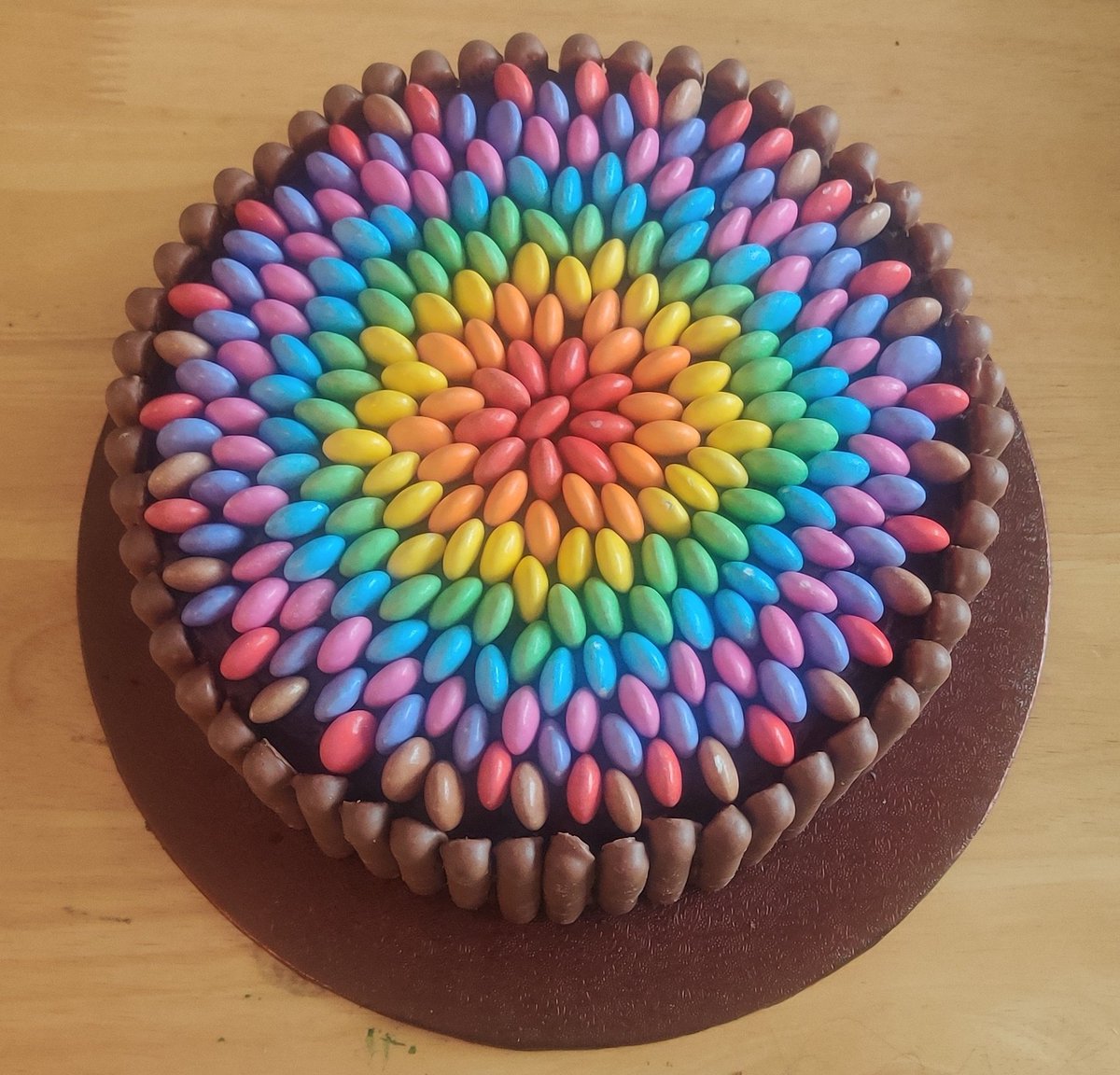 cmaymaddock's tweet photo. Of course this is what an Art Teacher would make for her show stopper for the bake off! #notafanofbaking #fourhourslater #GreatBritishBakeOff #artteacherbaking https://t.co/rOVyJBbDQg