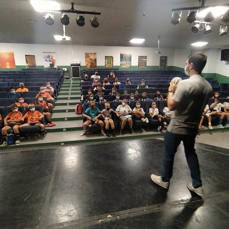 Jornada formativa hoy con l@s chic@s de <a href="/MaravillasBm/">BM Maravillas Benalmádena</a> con el objetivo de acercar la figura del árbitro a los jugadores de base.
Siempre dispuestos a participar en este tipo de iniciativas, todos vamos en el mismo barco 
#balonmano