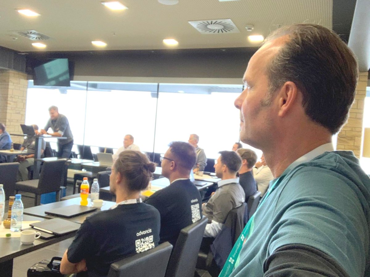 EmergencyEye's tweet photo. Auch beim Konsortialmeetimg während des #Hackathonamring sind alle Stühle besetzt. Der Statusbericht zeigt, dass das Projekt SPELL gut gestartet ist. Großes Interesse besteht auch an den Ereignissen des #Hackathonamring. Einige Teams arbeiten an den Themen des Förderprojektes. https://t.co/jeBw6ipXCN