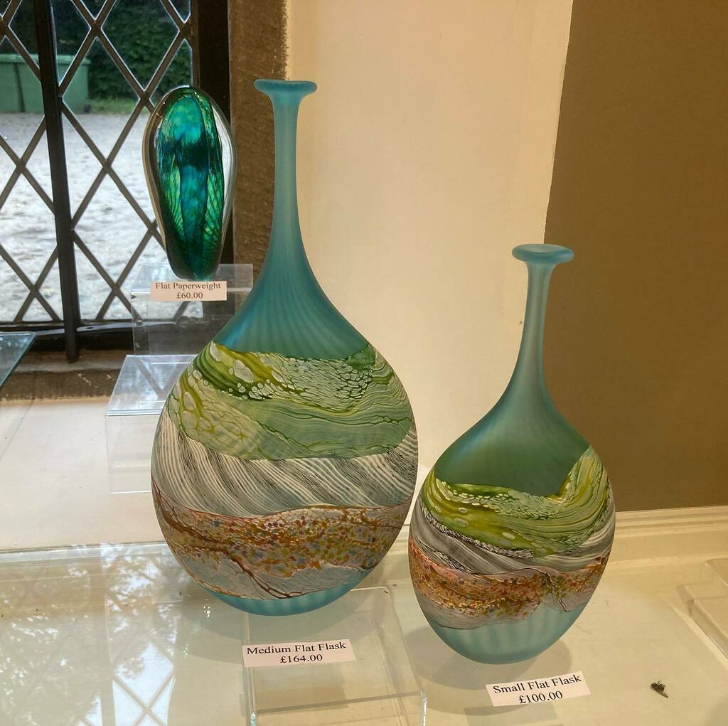 SuePrinceArtist's tweet photo. Woopie!! 🥳 we’ve sold @thomaspetitglass large flat Flask AND @kw_ceramic_sculpture large sculpture Catching the light!!
@haddonhall
Last day tomorrow….
.
.
.
#popupshop #pdartisans #folkart #theisolationchronicles #peakdistrictnationalpark #haddonhall #ceramics #gardenscul… https://t.co/ymxJjHXJAE