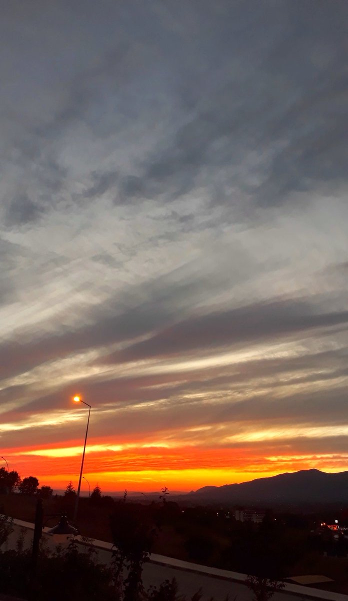 Bunca yitirmenin içinde her şeyin mutlak sahibine dayamazsan kalbini, beden nedir ki bir nefeslik acziyet, savrulup gider..