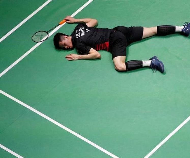 gl0riaaaaa14's tweet photo. Why does Lee Zii Jia look like a mosquito that just got slapped 😭🤣 https://t.co/t7Rsvcklu5