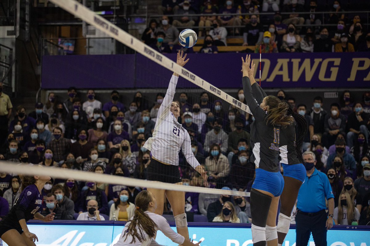 Raymondsmith__'s tweet photo. Photos from last night’s game against UCLA. After losing the first two sets, Washington came back for an impressive 3-2 victory. @UWDailySports https://t.co/BFXN2n3FMQ