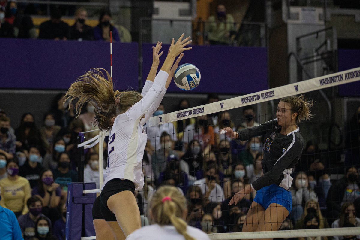 Raymondsmith__'s tweet photo. Photos from last night’s game against UCLA. After losing the first two sets, Washington came back for an impressive 3-2 victory. @UWDailySports https://t.co/BFXN2n3FMQ