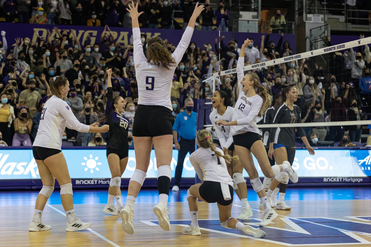 Raymondsmith__'s tweet photo. Photos from last night’s game against UCLA. After losing the first two sets, Washington came back for an impressive 3-2 victory. @UWDailySports https://t.co/BFXN2n3FMQ