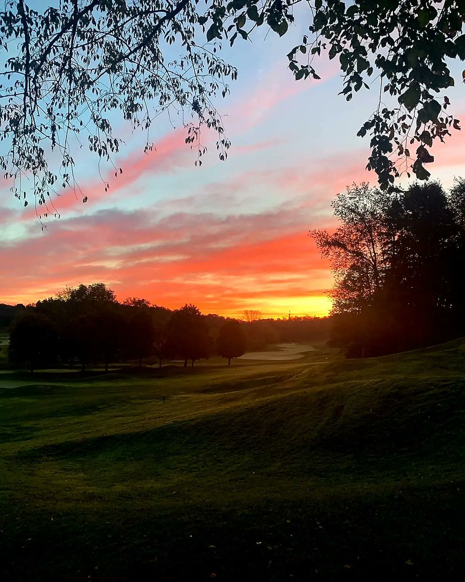 DeerRidgeOhio's tweet photo. Awesome sunrise on the course this morning! Get your tee time at https://t.co/c6MTIOjzl5. After your round, make sure to stop and grab something to eat at Black Dog Tavern and save room for our new homemade pumpkin pie cheesecake! #DeerRidge #BlackDogTavern https://t.co/mQr8apM6Ba