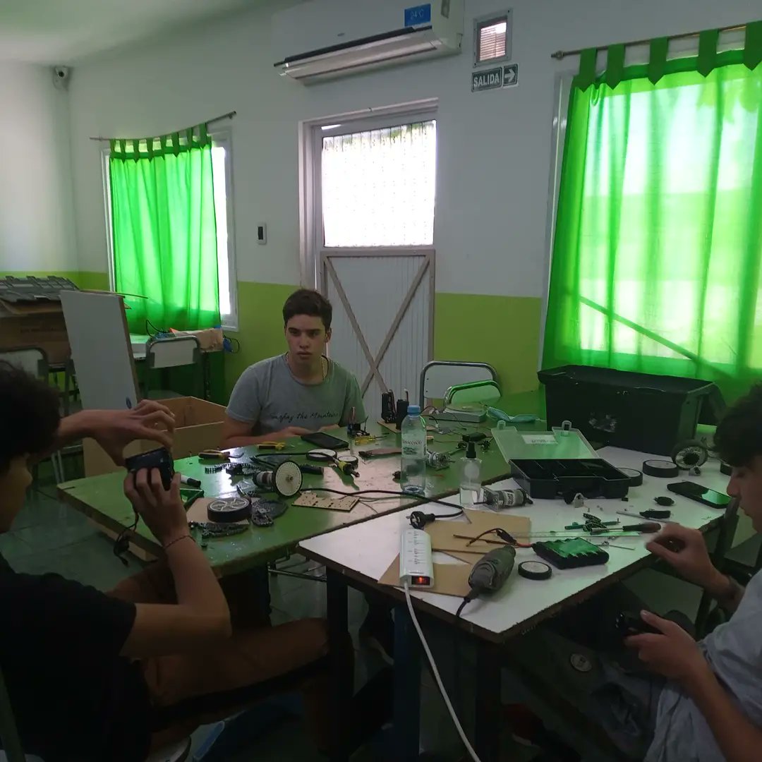 probotschool's tweet photo. Cada clase, mucho disfrute #probotschool #Robotics #coding #gaming #designe ❤️👾🎮🕹️🤖 https://t.co/Txnr2XGeNt