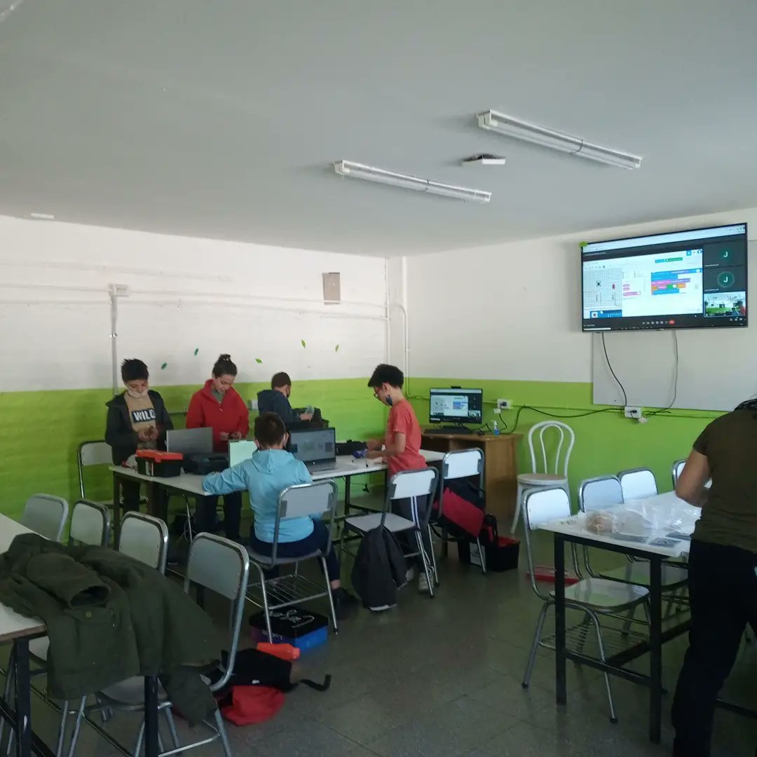 probotschool's tweet photo. Cada clase, mucho disfrute #probotschool #Robotics #coding #gaming #designe ❤️👾🎮🕹️🤖 https://t.co/Txnr2XGeNt