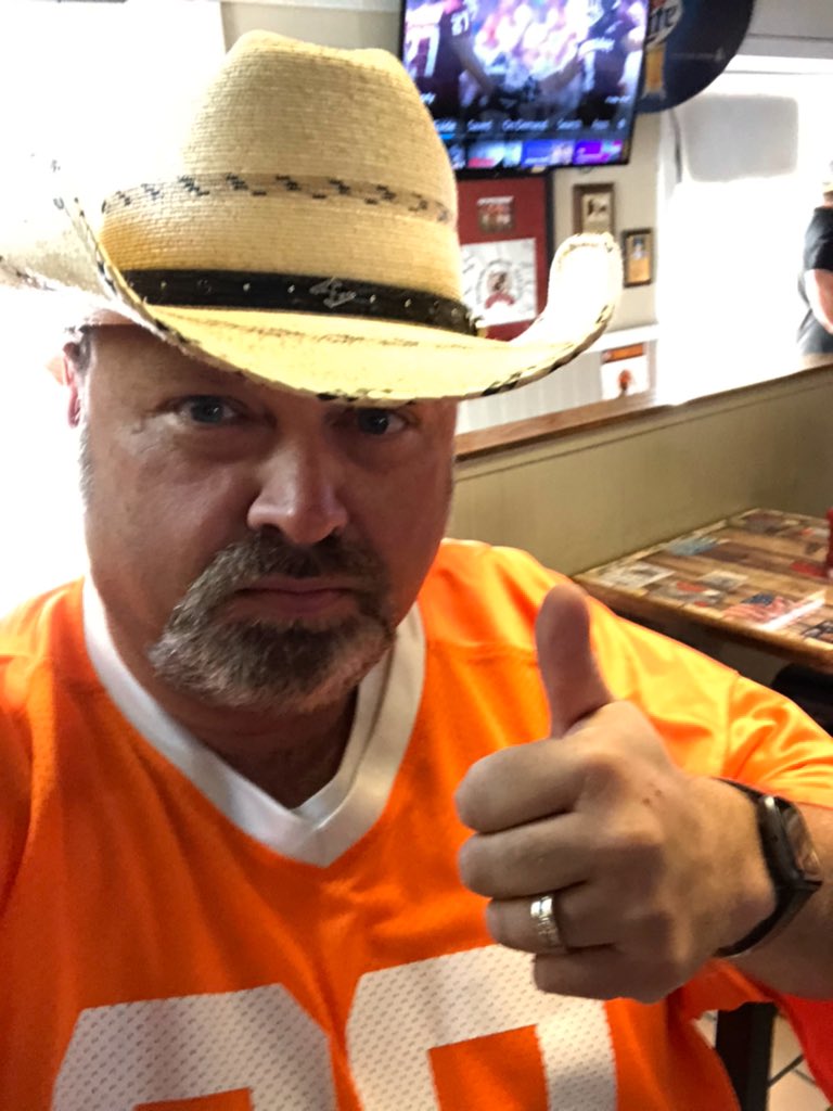 thebrettman5's tweet photo. The #Brettman is on location at Wings Xpress on Clinton highway if any Vol fans want to join!!! #GBO https://t.co/N3VfZMQsXt
