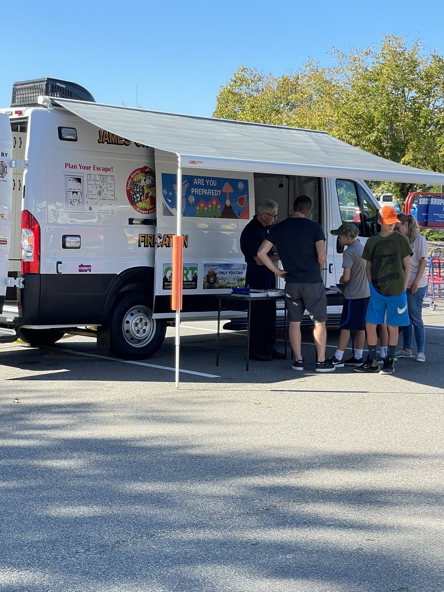 Lowes0632's tweet photo. So excited to have Station 5 out here to help out with our Fire Safety event! Thank you first responders! #BuildThanks @BlueBoxR1 @D899_RVA https://t.co/pzKab7Qzmw