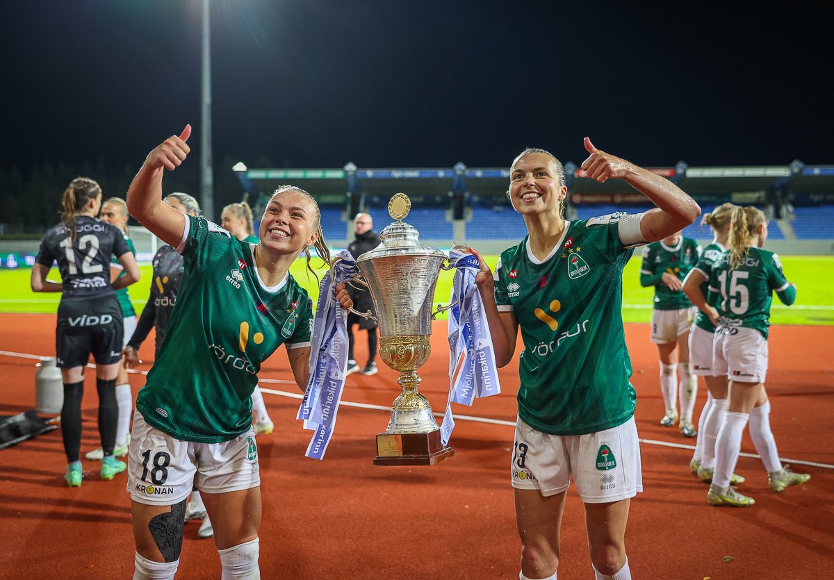 astaeir's tweet photo. Champs🏆 hvaða bragðaref eigum við að fá okkur í kvöld? @kristindisarnad https://t.co/scUxBRXB7J