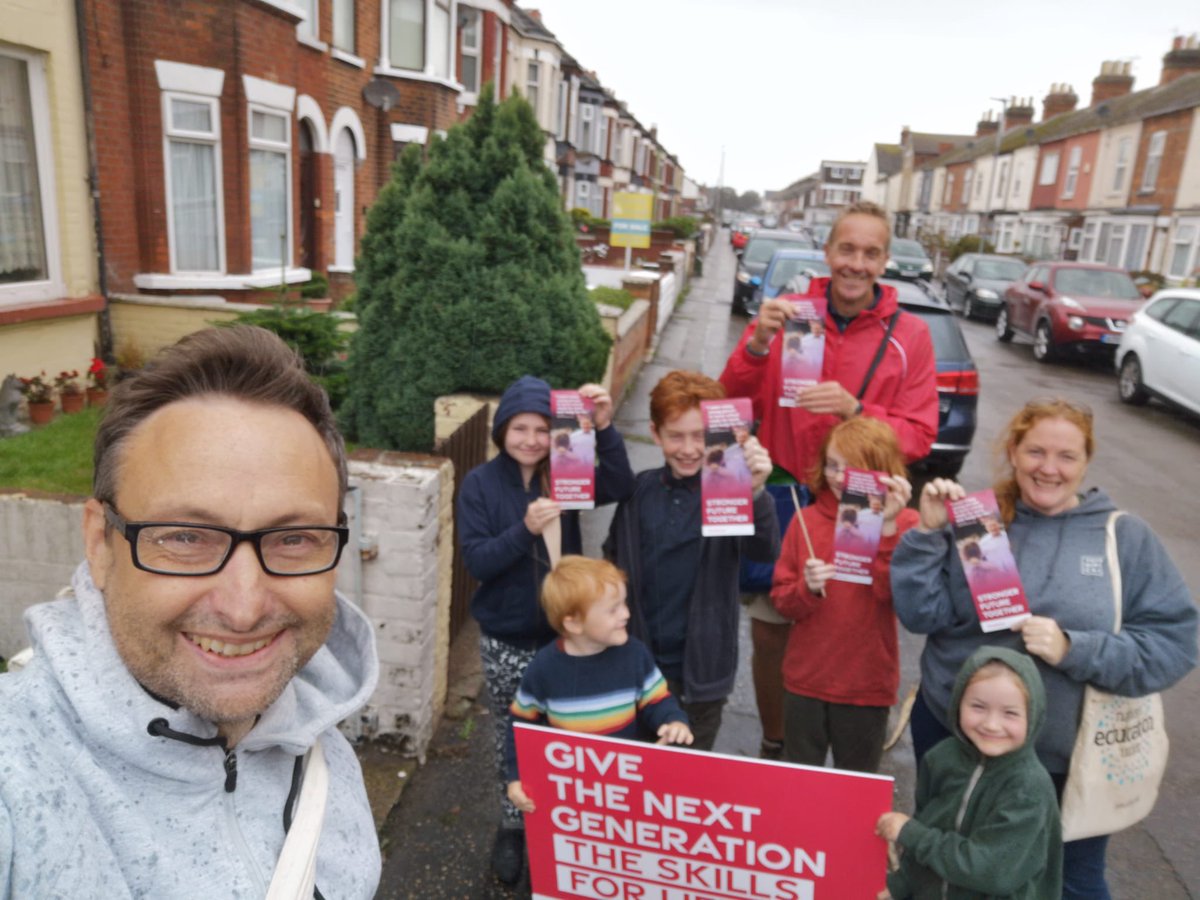 cathy_cordiner's tweet photo. Rain doesn’t stop us speaking out for what we believe in! Giving the next generation the skills for life! #StrongerFutureTogether #labourdoorstep @CllrMikeSC @Stutakesphotos @gylabour @EofELabour @UKLabour https://t.co/B5s6L8j2a5