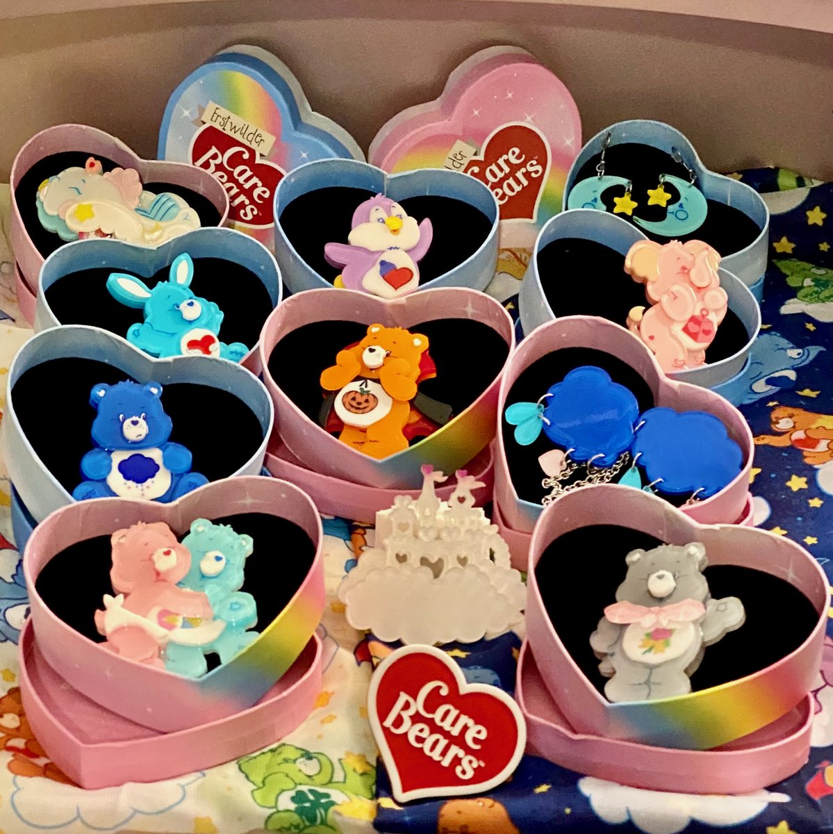 MrsMommy's tweet photo. Today on my website I'm taking a look at the @carebears brooches, scarves, earrings, &amp; cardigan clips my daughters &amp; I have amassed from both @Erstwilder_ #carebears collaborations! #erstwilder #caringiscool #sharingiscaring #borntocare #SartorialSaturday
https://t.co/6fgzYU3JaI https://t.co/m4SQPYwXj1
