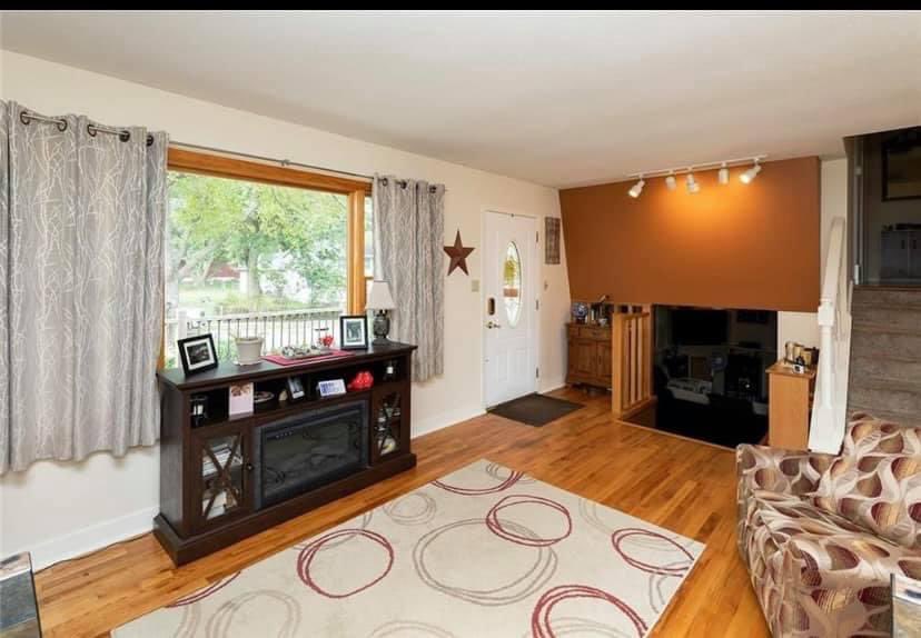 681 Greenfield Parkway Des Moines  just went back on the market today. If you know anyone that maybe interested have them give me a call today!

Devin Paulsen
515-321-1484
RE/MAX Revolution 
Licensed to sell in State of Iowa