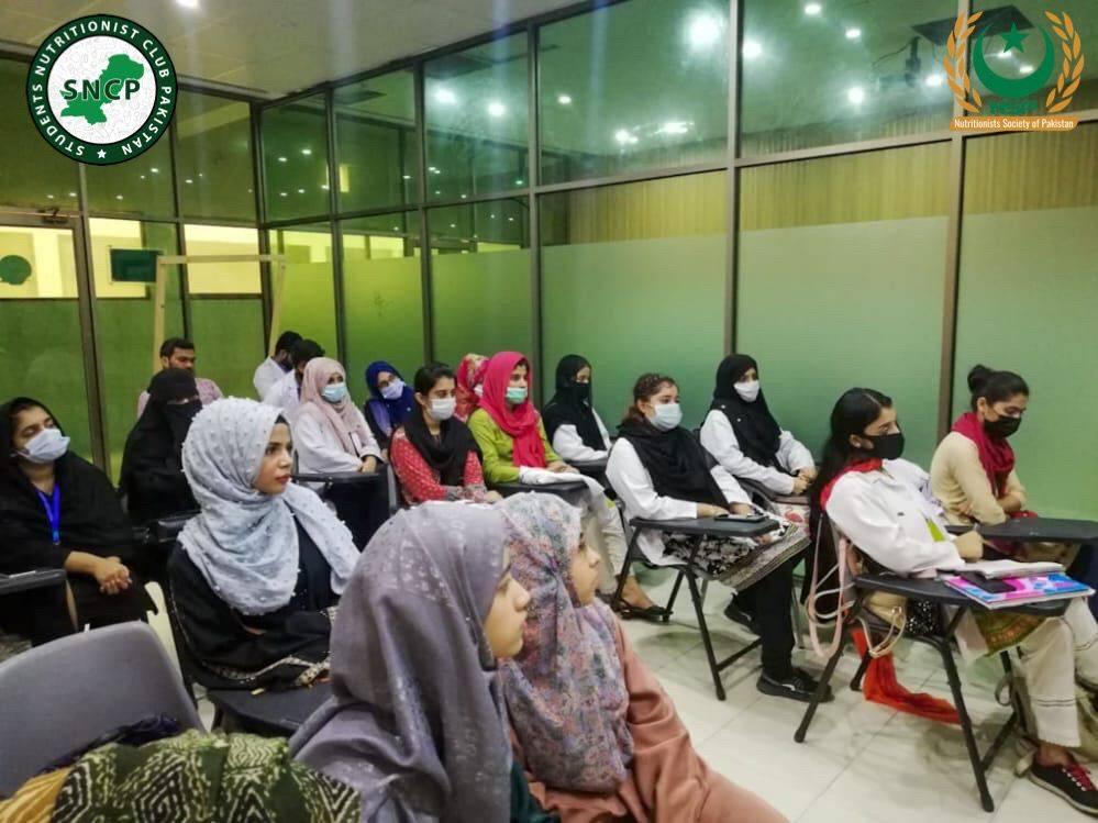 Sncpofficial's tweet photo. A workshop was conducted by SGDC Chapter on the topic of indirect assessment methods through Students Nutritionist Club. This club strives to facilitate the training of young dietitians and nutritionists.
#Sncp #Nsp #voice_of_nutrition #dietitians #nutritionists #camping #NCCIP https://t.co/DnTayikCax