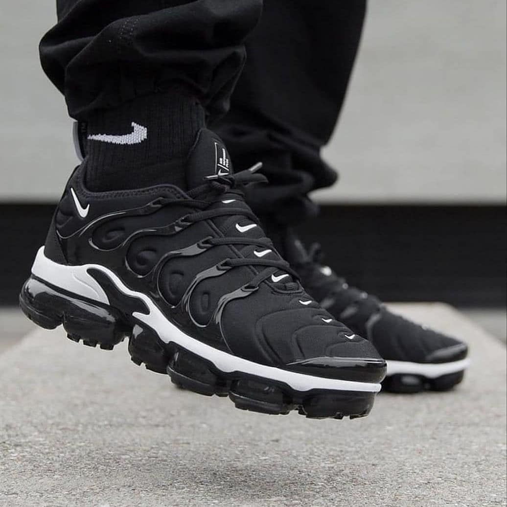 displayinfinity's tweet photo. NIKE VAPORMAX PLUS "Black &amp; White" 👟🖤
Rock or Not?⬇⬇
📸@yoursneakersonline
#shoes #shoe #kicks #envywear #instashoes #instakicks #sneakers #sneaker #sneakerhead #sneakerheads #Nike #vapormax https://t.co/aJ3WI4UY8t