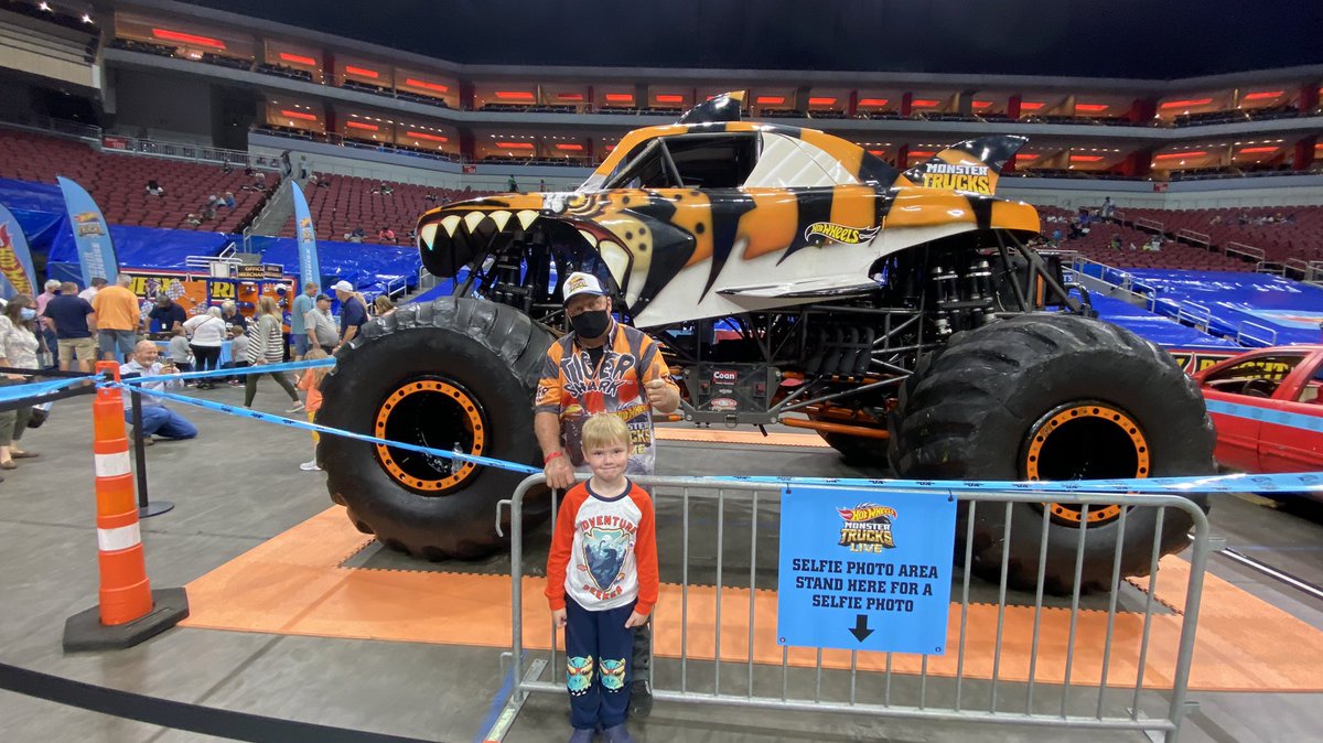 traumaRN78's tweet photo. #crashzone #hotwheelsmonstertruckslive https://t.co/94wImoAfWm