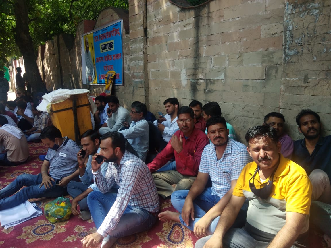 जब गांवों का प्रशासन ही धरने पर हैं, तो कैसे सफल होगा प्रशासन गांवों के संग 
<a href="/zeerajasthan_/">ZEE Rajasthan</a> 
<a href="/LovelyNews18/">Lovely Wadhwa</a> 
<a href="/1stIndiaNews/">First India News</a> 
@indianewsraj1 
<a href="/ashokgehlot51/">Ashok Gehlot</a> 
<a href="/PatrikaNews/">Patrika Hindi News</a> 
<a href="/DainikBhaskar/">Dainik Bhaskar</a> 
@SajjanSinghRPS
<a href="/RPS_MANGROL/">राजस्थान पटवार संघ उपशाखा माँगरोल</a> 
@President_rps