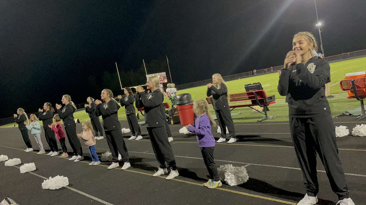 We had a few new cheerleaders last night 💚