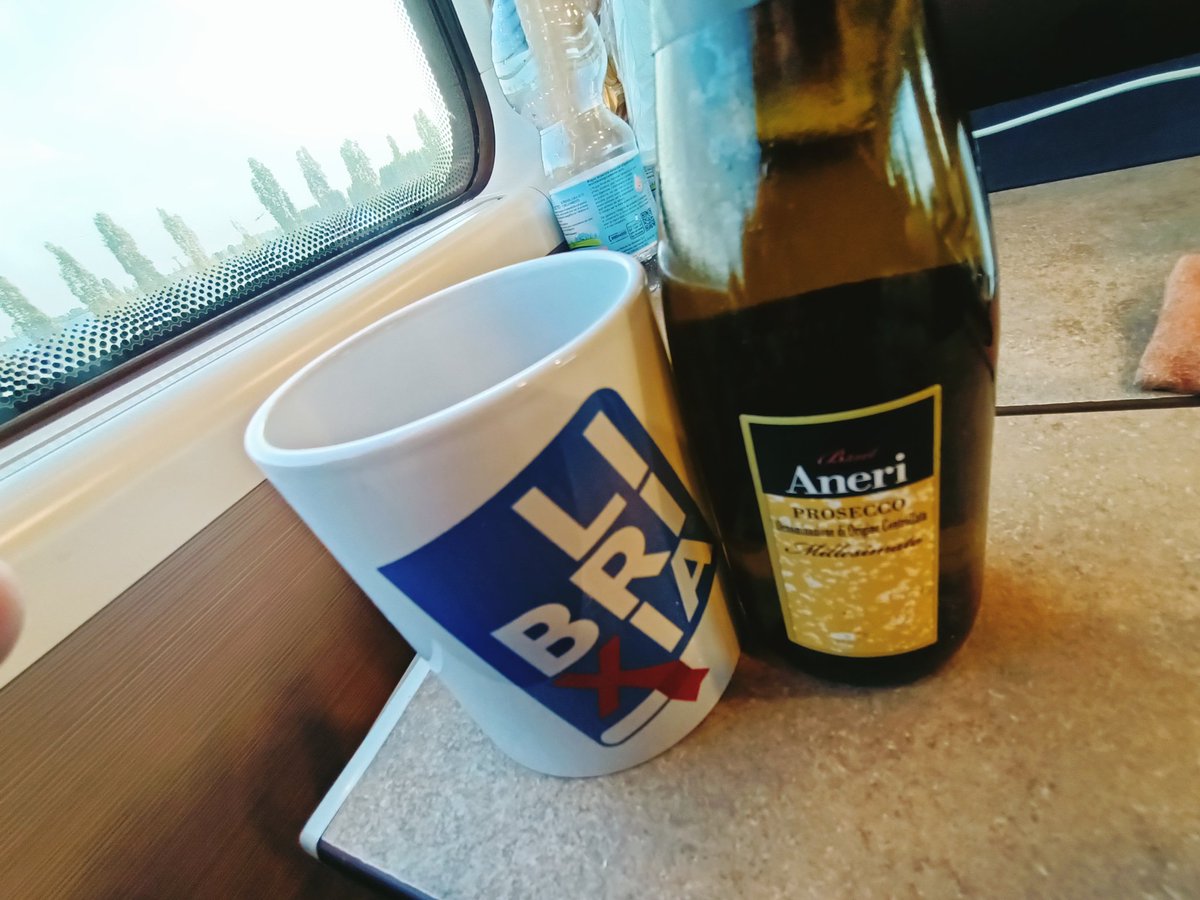 paoloroversi's tweet photo. Bella questa cosa che la festival ti regalano la tazza e sul treno il prosecco... 😀
@librixia #brescia #librixia #frecciarossa https://t.co/HrKpcG8jMb