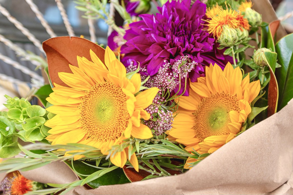 FlowerfulHeart's tweet photo. #Sunflowers &amp; #Pumpkins... it must be October!! 

Happy fall, from my Flowerful Heart to you! 🌻🧡🍃

@TheFlowerWorld https://t.co/EPq3xdaaE7