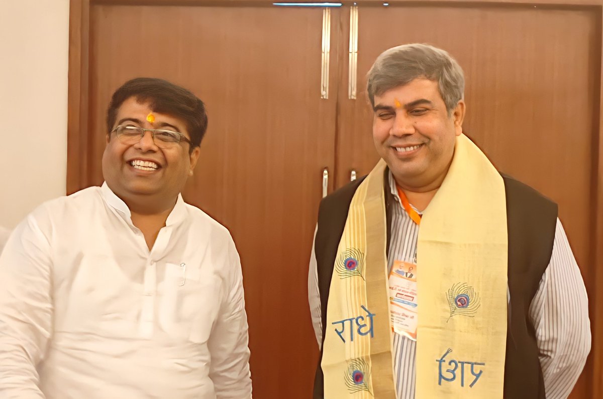 iMaheshBali's tweet photo. आज मेरठ में आयोजित मेरठ-सहारनपुर कमिश्निरी की आई० टी० एवं सोशल मीडिया कार्यशाला में आये पूर्व मंत्री हरियाणा सरकार आदरणीय श्री @CaptAbhimanyu जी एवं प्रदेश संयोजक आई० टी० विभाग श्री @kameshbjp जी से मिलने का सौभाग्य प्राप्त हुआ।
#Maheshbali #महेशबाली #CaptainAbhimanyu #Kameshwar https://t.co/z4ZPNpGmud