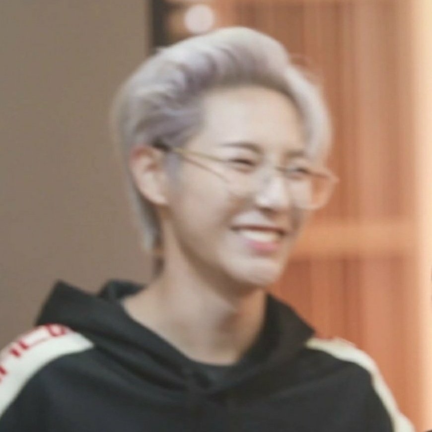 mfaljen's tweet photo. when then quality is 144p but you're huang renjun https://t.co/S546524iPq
